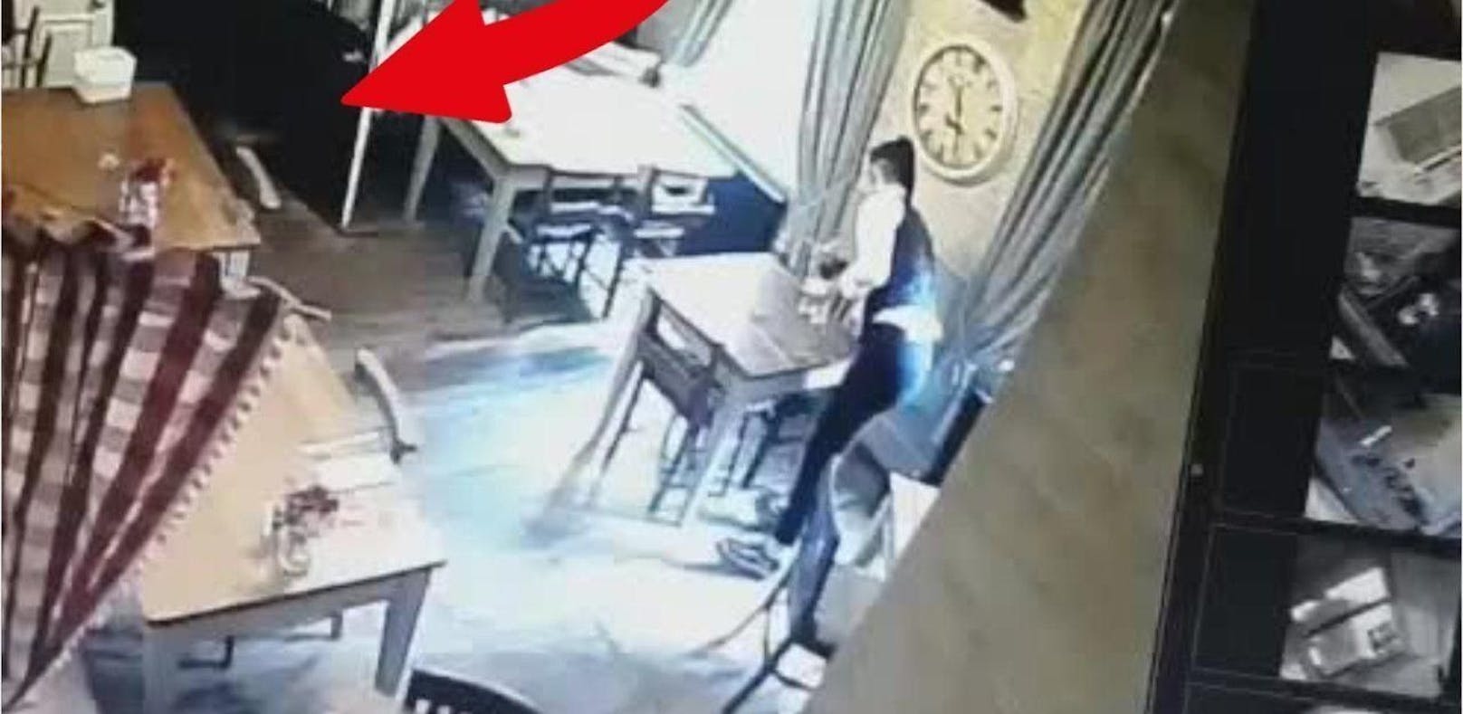Video zeigt, wie Kellnerin von "Geist" verfolgt wird