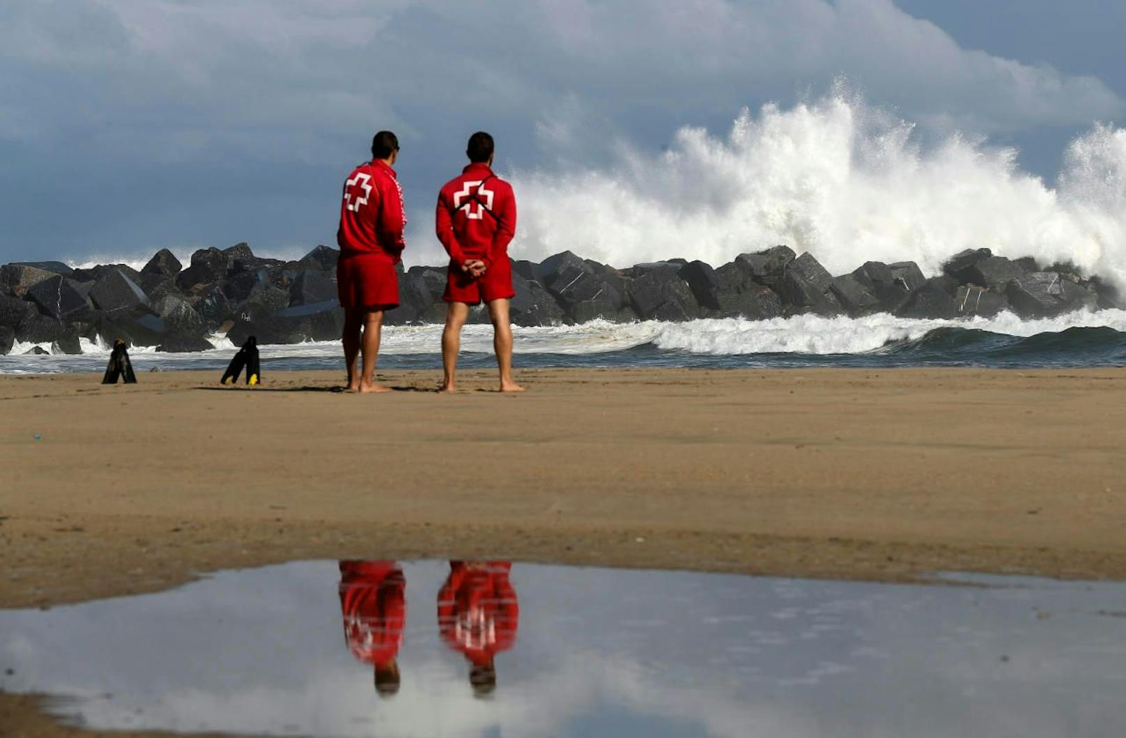 Zwei Rettungsschwimmer beobachten die Wellen an einem spanischen Strand (Symbolfoto).