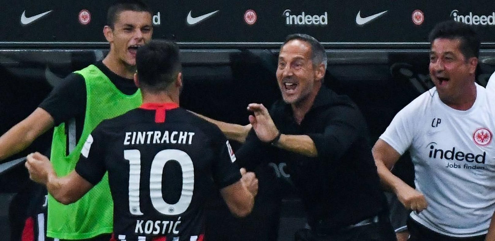 Adi Hütter jubelt mit Eintracht Frankfurt über den Einzug in die Gruppenphase der Europa League. 