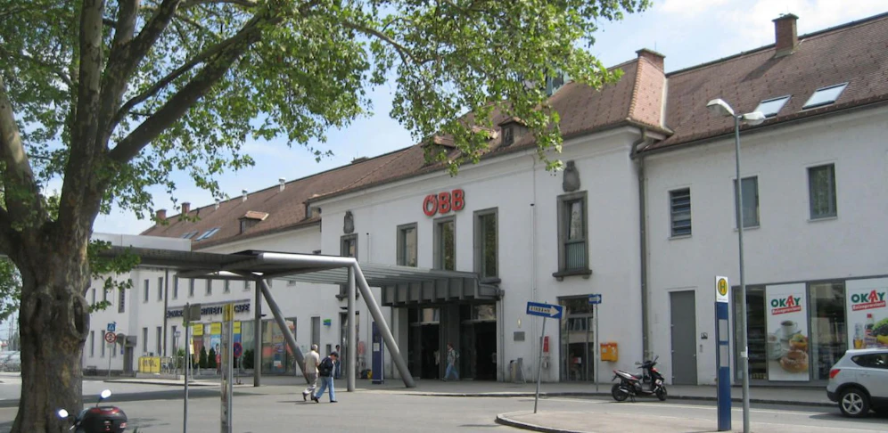 Am Bahnhofsvorplatz in Krems entdeckte der Dieb den laufenden Pkw.