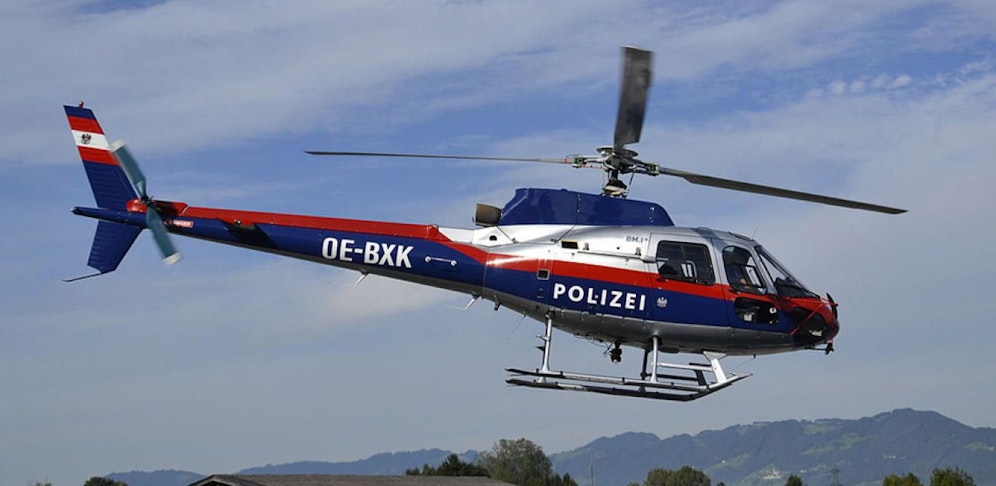 Ein Polizeihubschrauber wird bei der Suche nach dem Vermissten Radfahrer eingesetzt.