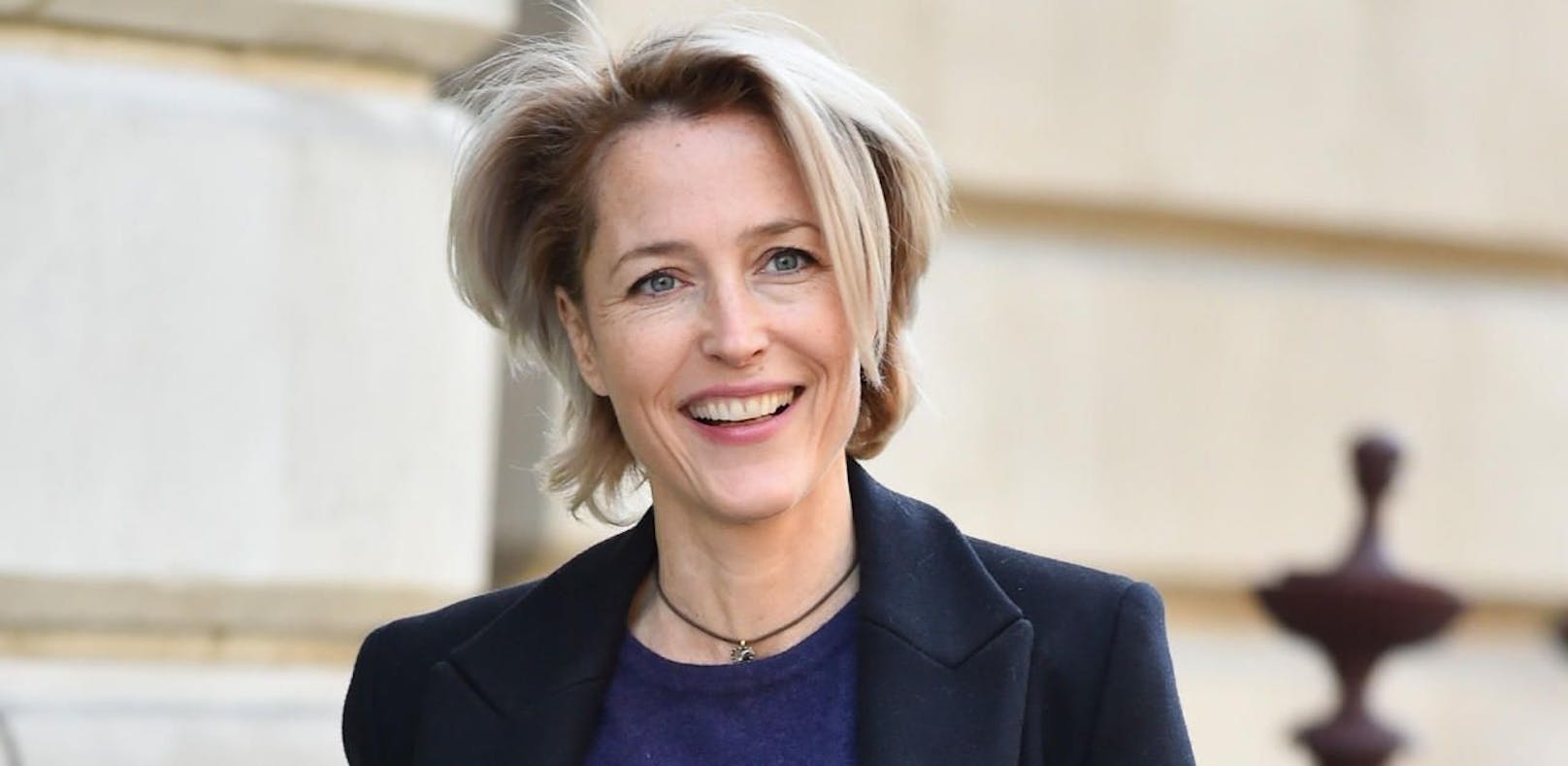 Gillian Anderson shoppt in Wiener Plattenladen