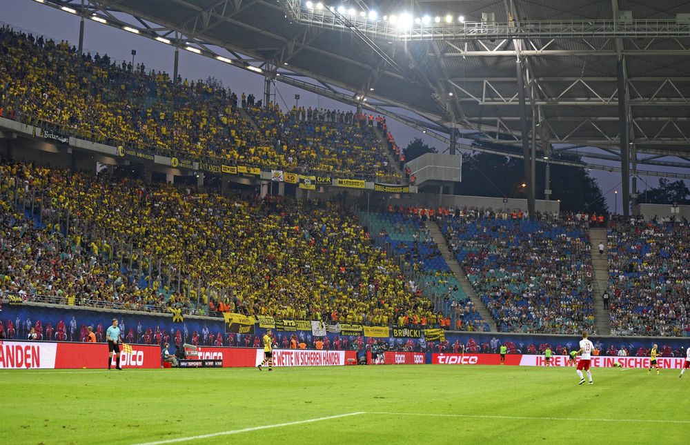 RB Leipzig zwang DortmundFans, ihre Trikots auszuzi... Sport Heute.at RB Leipzig zwang DortmundFans, ihre Trikots auszuzi... Sport Heute.at