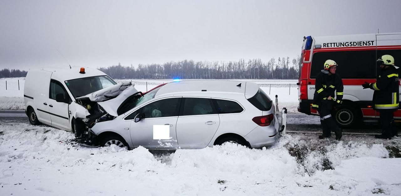 Heute.at - Vier Schwerverletzte bei Frontalcrash, Kind an Bord