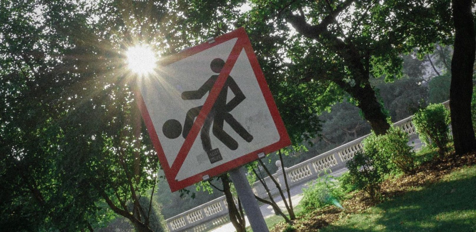 Was ist hier verboten? Ein Scherzbold machte sich wohl am Schild im Wiener Stadtpark zu schaffen!