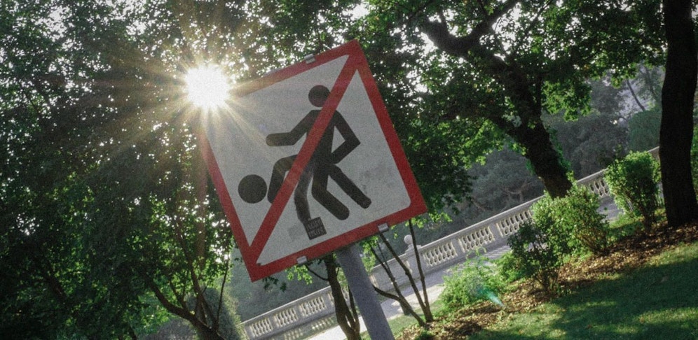 Was ist hier verboten? Ein Scherzbold machte sich wohl am Schild im Wiener Stadtpark zu schaffen!