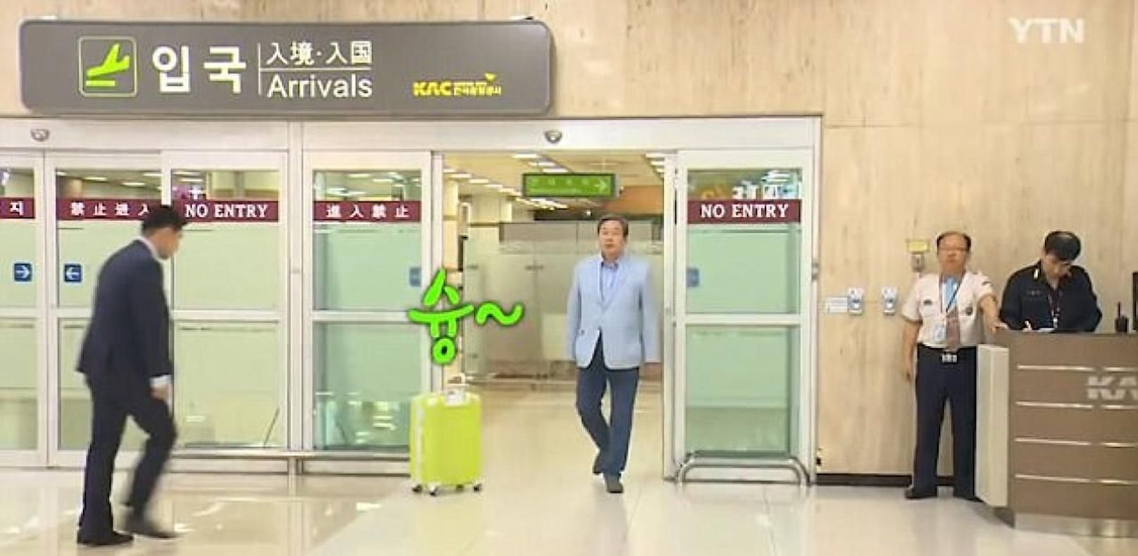 Auftritt: Politiker macht "Koffer-Trick" am Airport