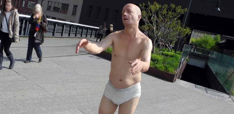 Die bemalte Bronze-Statue eines Schlafwandlers in Unterhose versetzt Besucher des New Yorker High Line Parks regelmäßig in Erstaunen. Archivbild 2016.