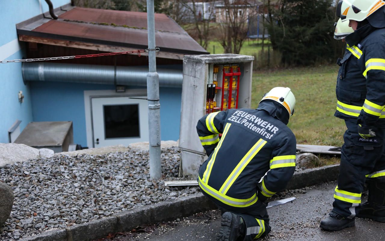 Heute.at - In Verteiler gekracht: 20 Familien ohne Strom
