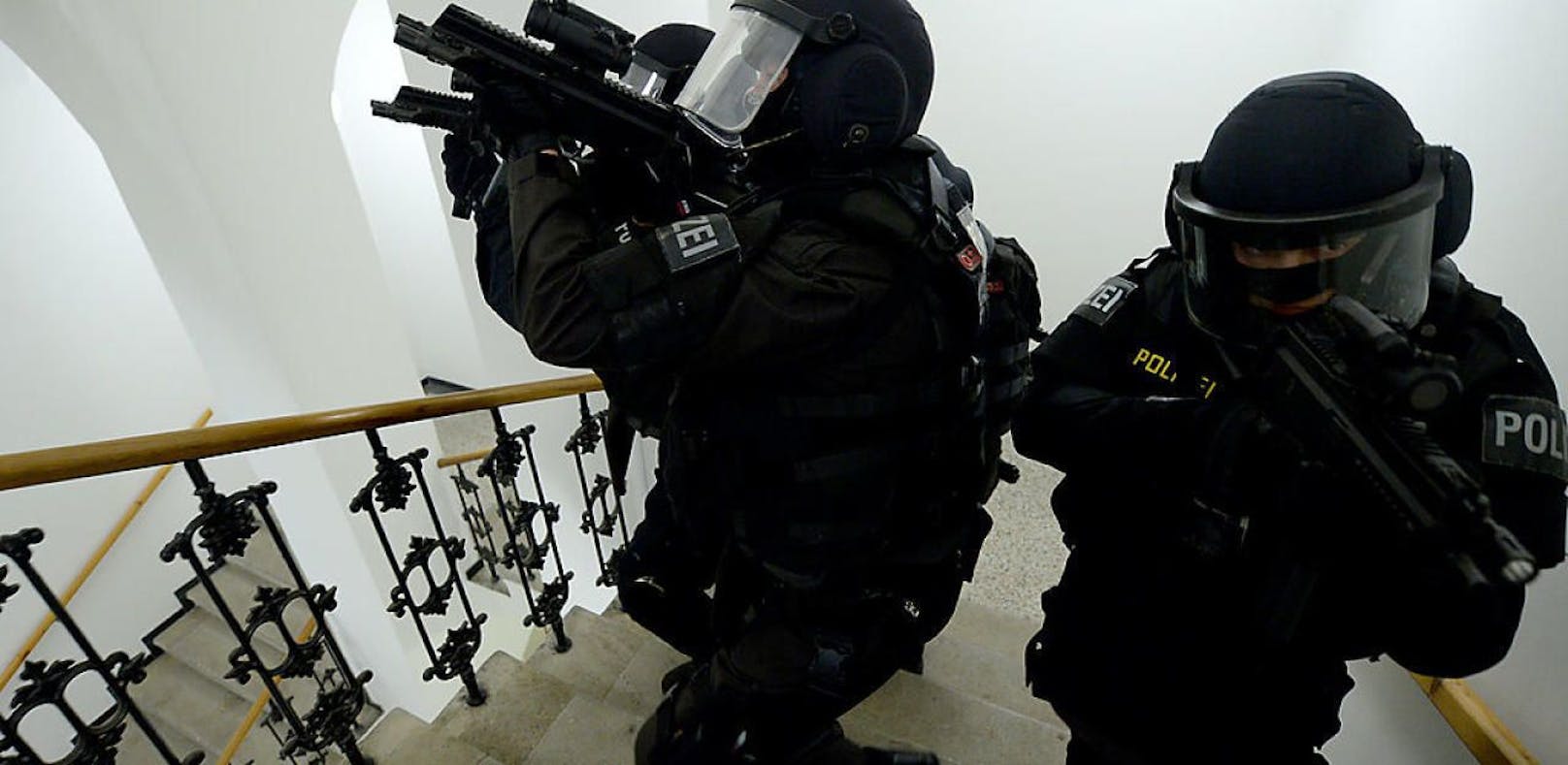 Polizisten der Sondereinheit &quot;Einsatzkommando Cobra&quot; in einer Übungssituation. (Symbolbild)