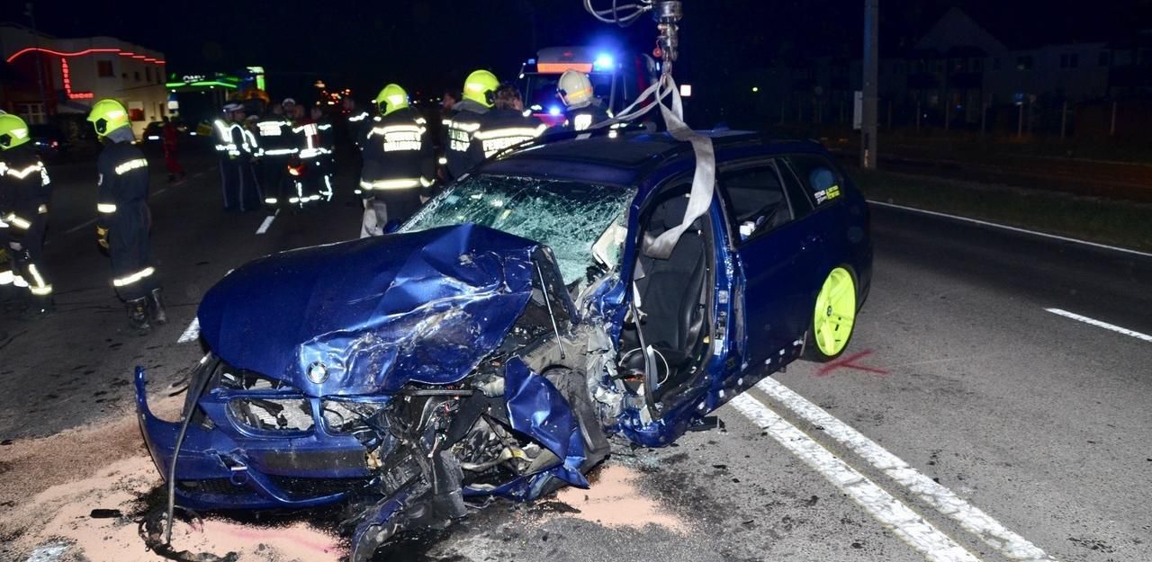 Zwei Schwerverletzte Bei Frontalcrash Auf B 17 | Heute.at