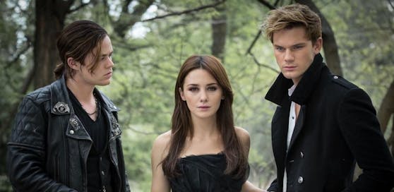Von links: Harrison Gilbertson, Addison Timlin und Jeremy Irvine in "Fallen - Engelsnacht"