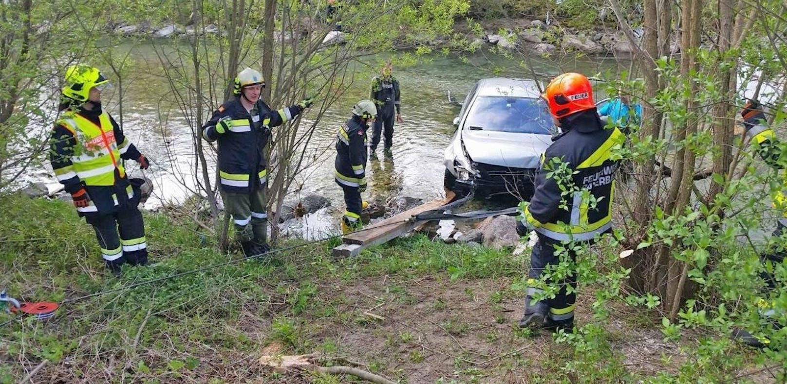Auto stürzt in Fluss, Feuerwehr improvisiert
