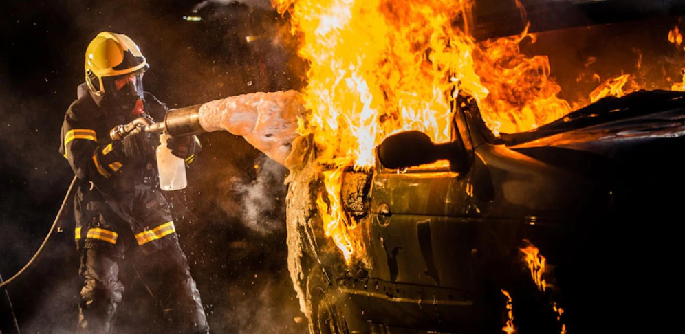 Der Wagen brannte komplett aus. (Symbolbild)