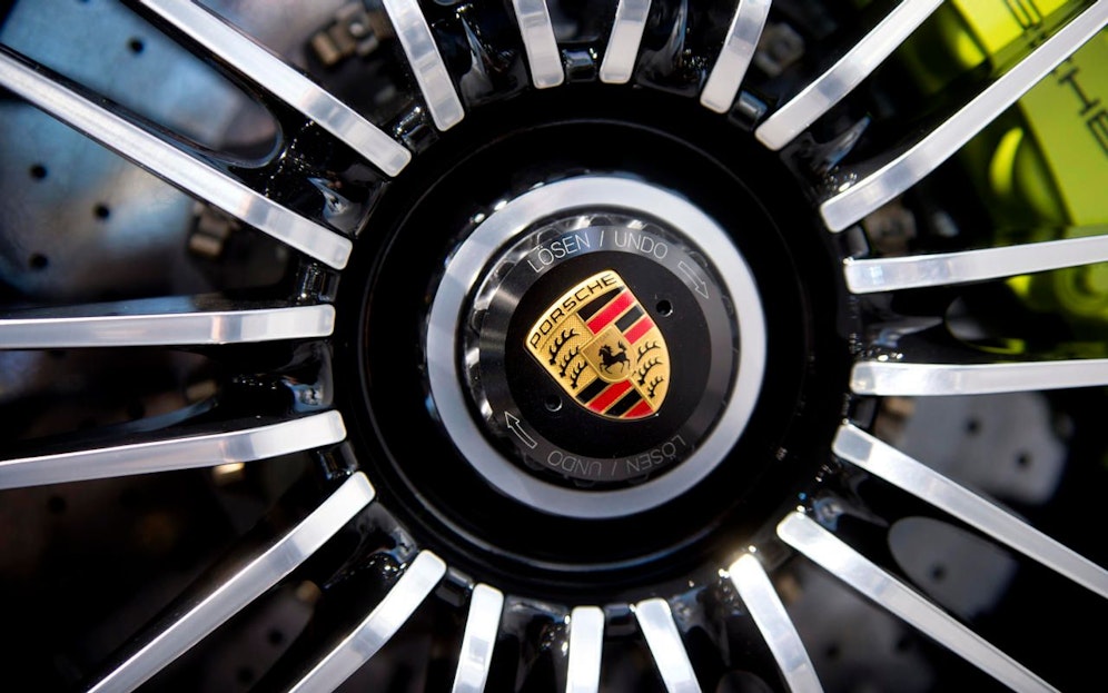 Felgen und Logo von Porsche auf der Automobil-Ausstellung der Jahrespressekonferenz 2015 der Volkswagen AG, VW, in Berlin.