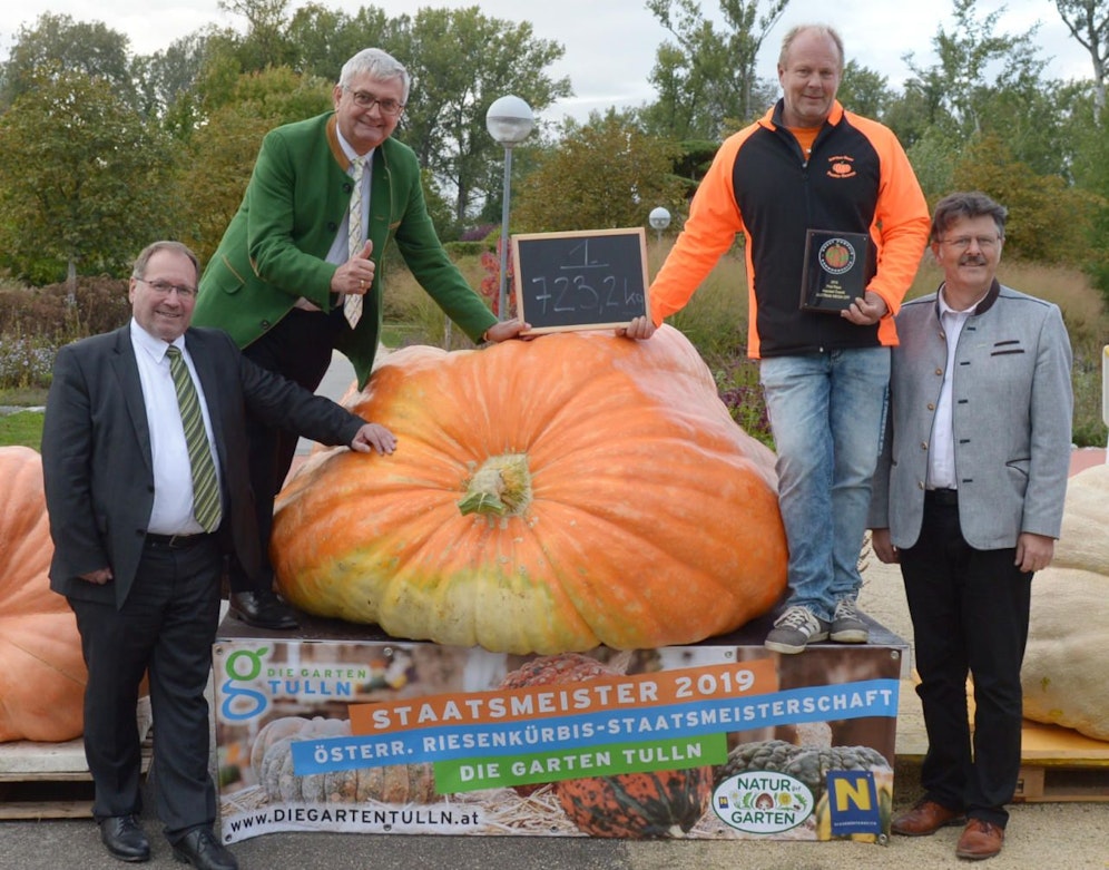 Vizebürgermeister Harald Schinnerl, Riedl und LAK NÖ-Präsident Andreas Freistetter gratulieren Melka (3.v.l.).