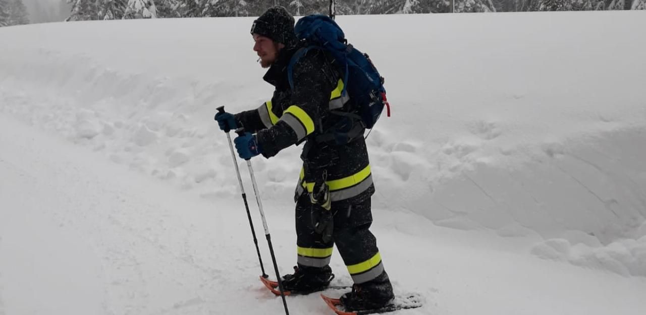 Heute.at - Eingeschneit: Feuerwehr versorgt Familie mit Essen