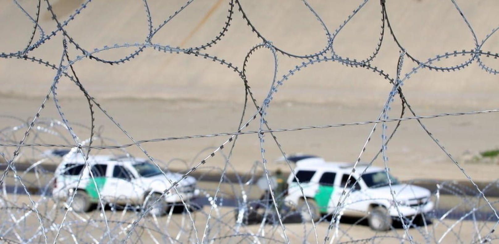 Symbolbild: Die US-Grenzwache hinter Stacheldraht.