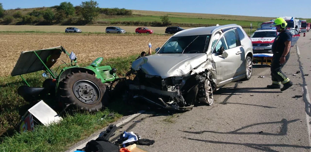 Die Fahrzeuge wurden schwer beschädigt. 