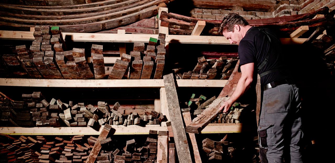 Heute.at - Dieser Mann macht Interieur aus alten Fässern