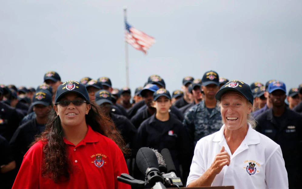Alles erlogen? Jennifer Appel (re.) und Tasha Fuiava bedanken sich an Bord der "USS Ashland" bei ihren Rettern. Doch an ihrer angeblichen Irrfahrt bestehen jetzt Zweifel. 