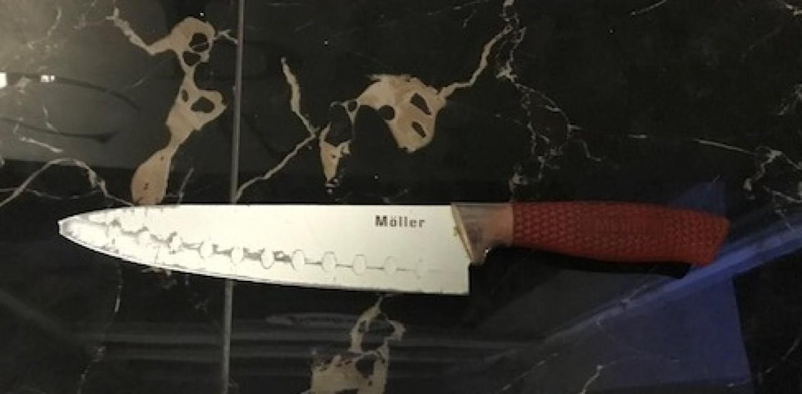 Dieses Messer hielt der 42-Jähriger Serbe seiner Frau an den Hals und drohte ihr mit dem Umbringen
