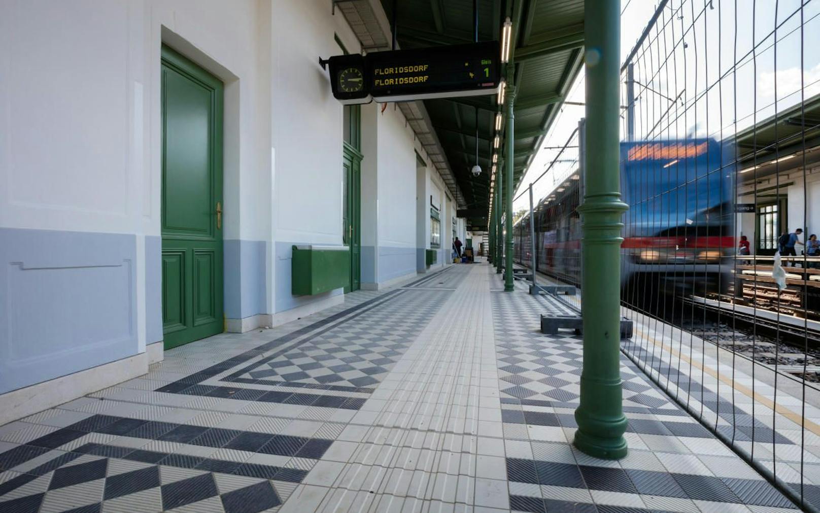 Die Sanierung der denkmalgeschützten U6-Station Nußdorfer Straße wird zeitgerecht abgeschlossen. Ab Montag sind wieder beide Bahnsteige geöffnet. (c) Wiener Linien/Helmer