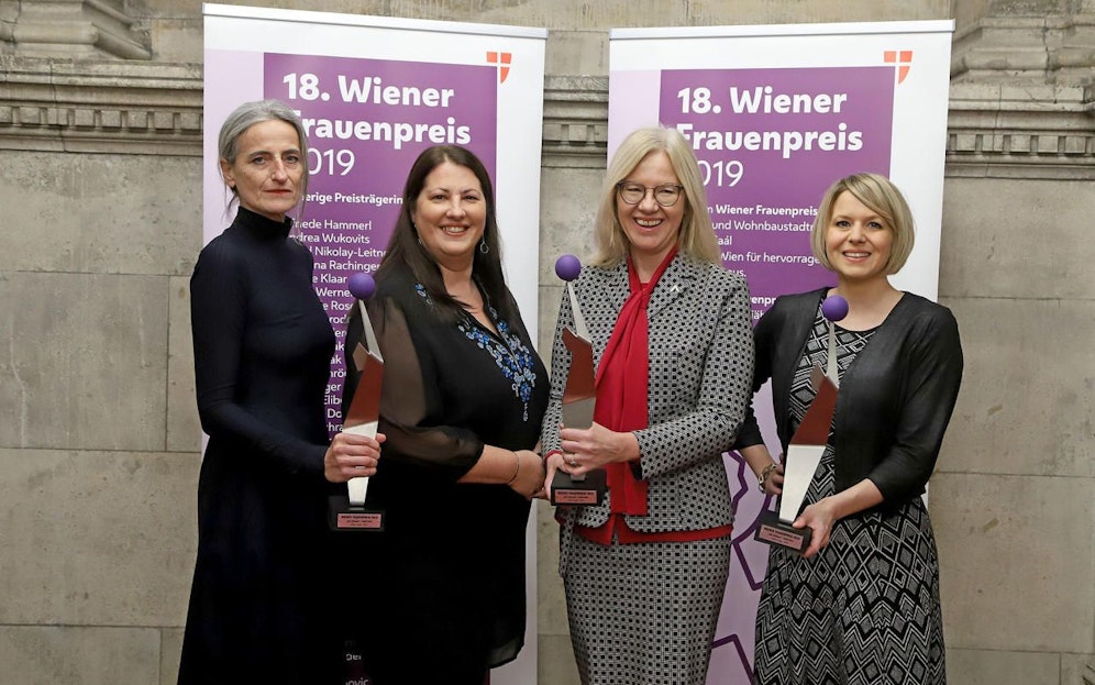 18. Wiener Frauenpreis im Rathaus vergeben: Frauenstadträtin Kathrin Gaal (2.v.l.) gratuliert den Preisträgerinnen (v.l.n.r.) Traude Kogoj, Anna Steiger und Martina Mara