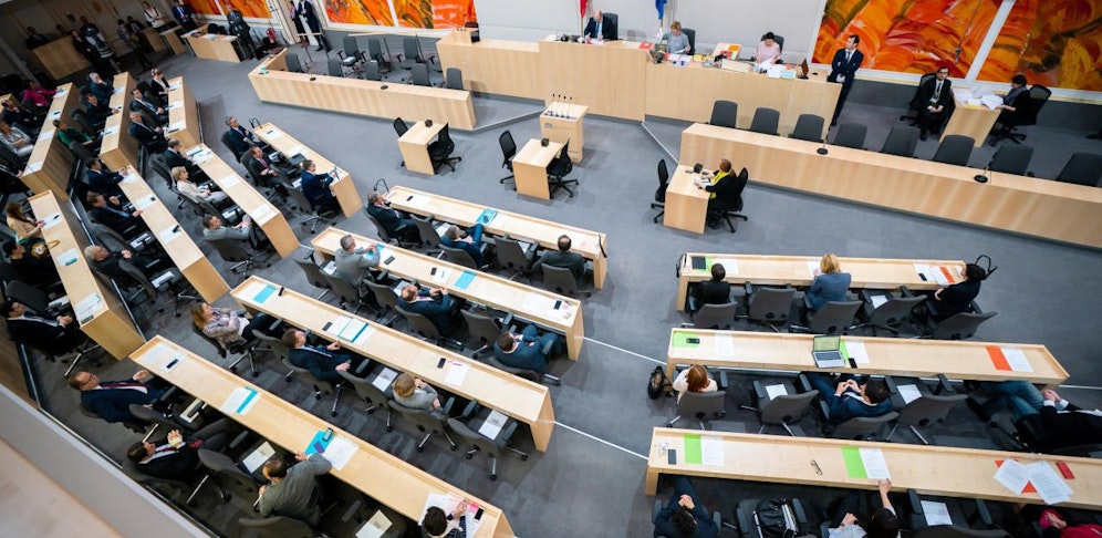 Auch im Nationalrat am Freitag lassen die Abgeordneten - coronabedingt - einen Platz zwischen sich frei. Die übrigen Kollegen finden auf der Zuschauergallerie Platz.