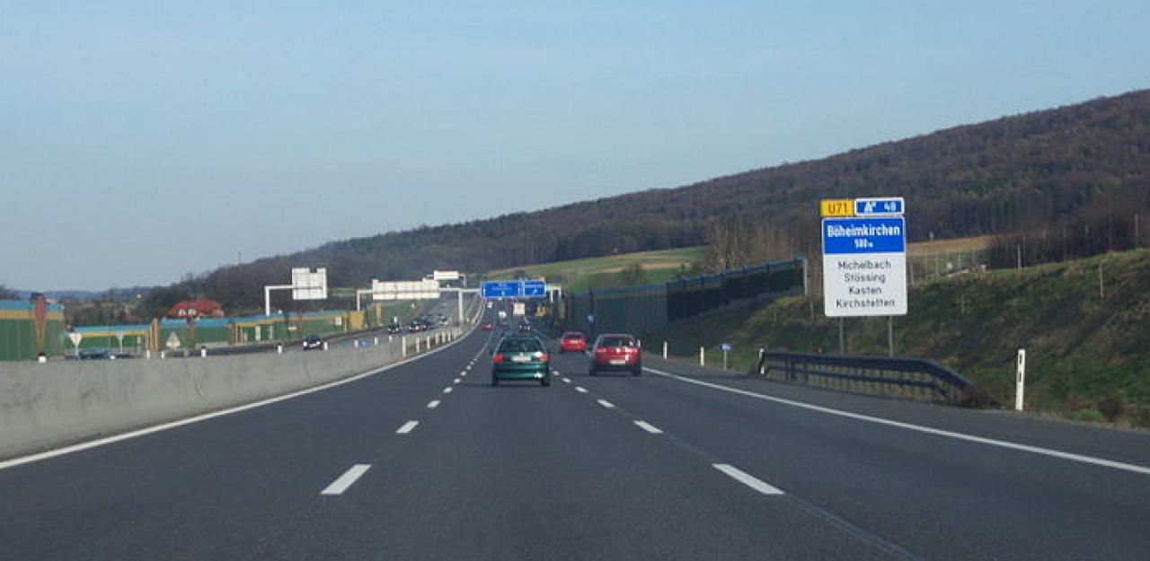 Heute.at - A1: Raser mit 213 km/h im Berufsverkehr gestoppt