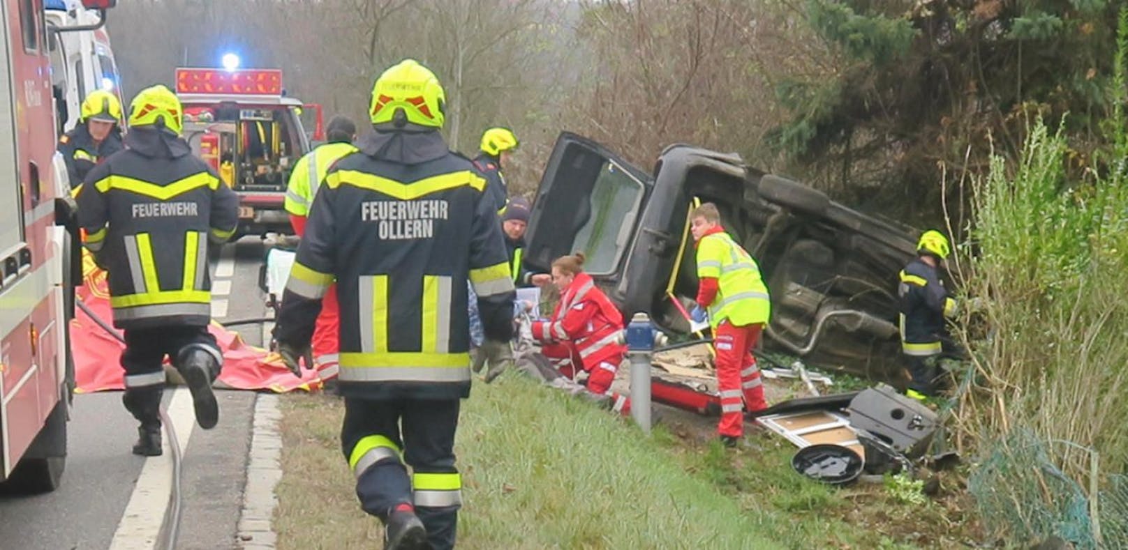 Schwerer Verkehrsunfall am Riederberg, Lenker musste von den Rettungskräften versorgt werden.