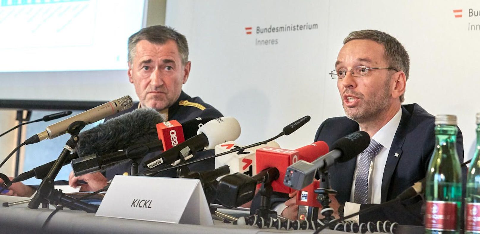 Bundeskriminalamts-Direktor Franz Lang (li.) und FPÖ-Innenminister Herbert Kickl stellten Donnerstag die Kriminalstatistik für Österreich vor.