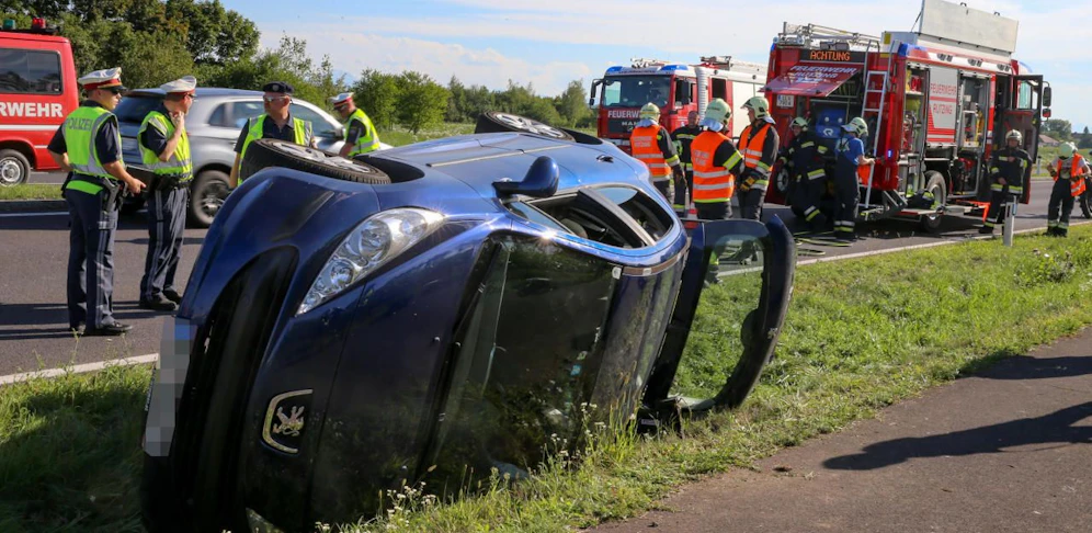 Der Wagen blieb auf der Seite liegen.
