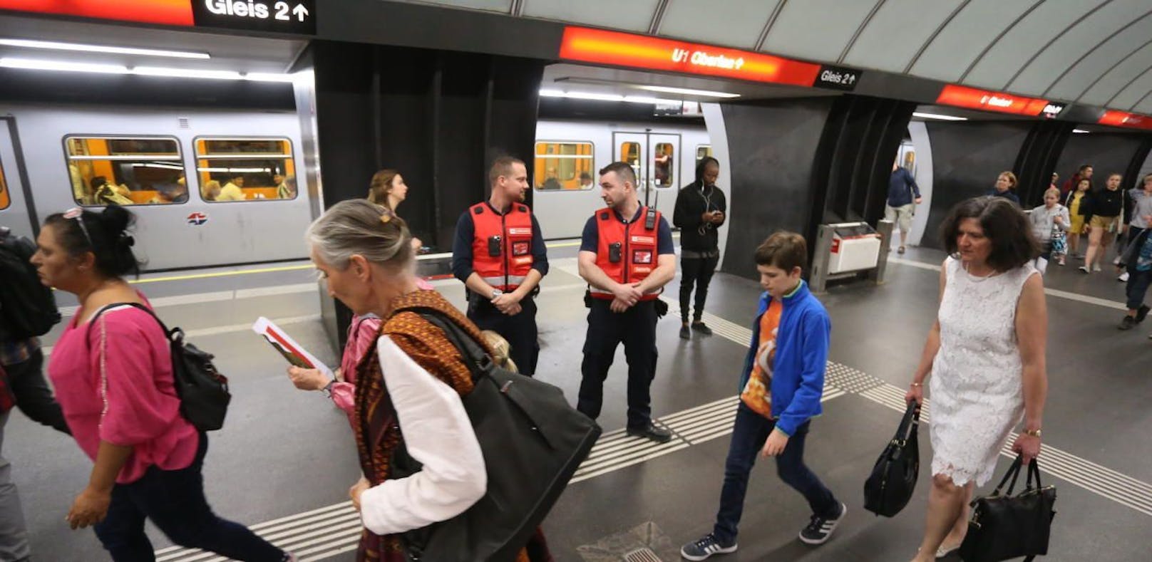Seit zwei Jahren in Action:  Sicherheitsdienstmitarbeiter im U-Bahnbereich.