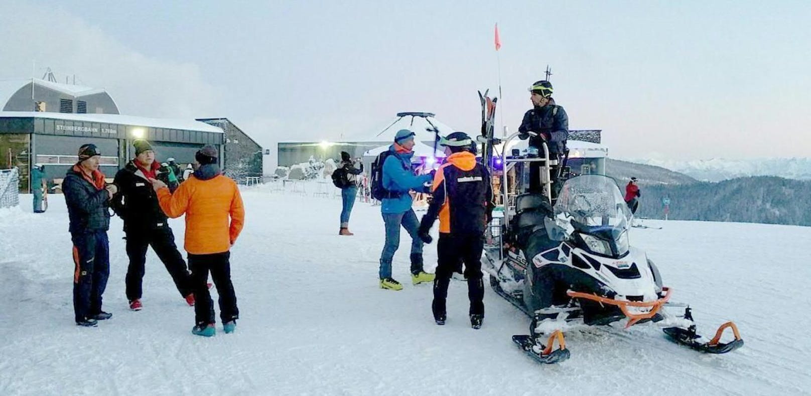 20 Bergretter suchten vergeblich mehrere Stunden nach drei Snowboardern.