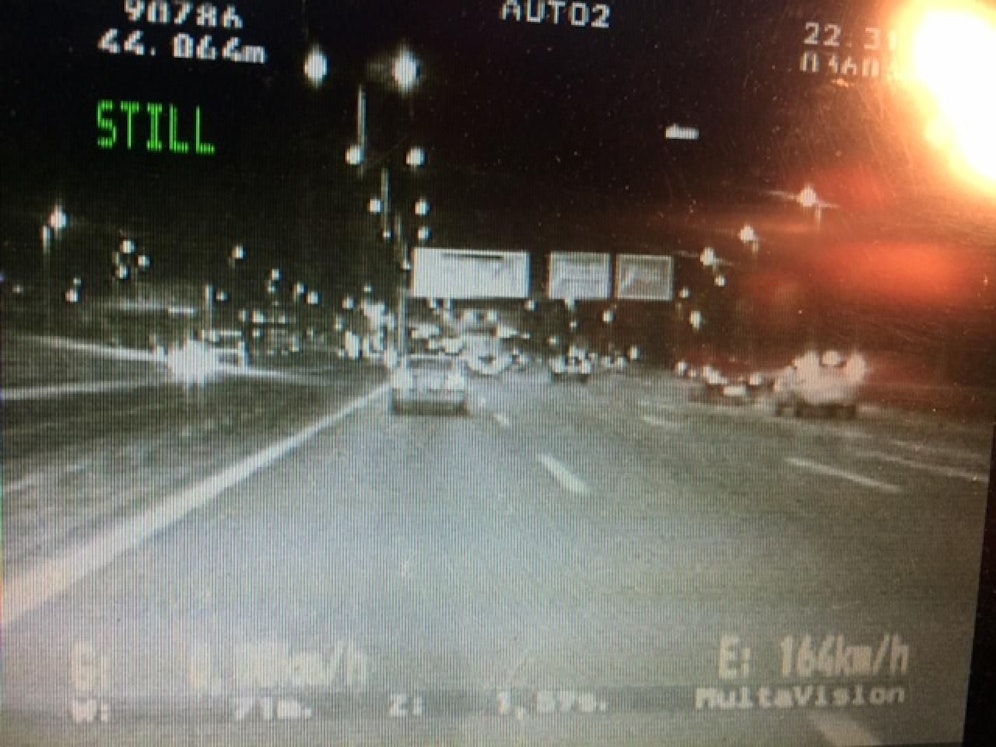 Die Polizei erwischte den Lenker mit 164 km/h.
