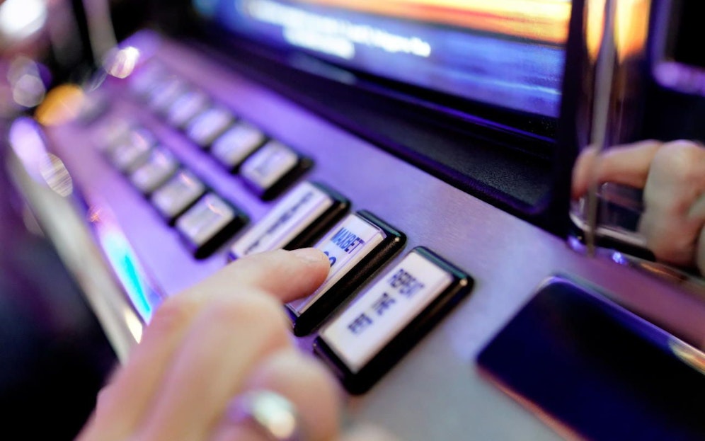 Der 55-Jährige verletzte sich beim Versuch den Automaten aufzuschneiden.