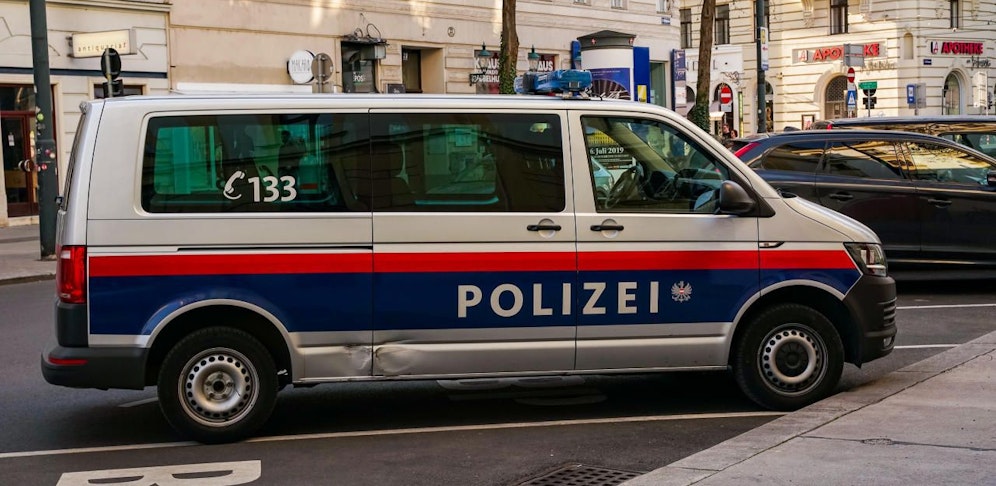 Zwei Tatverdächtige gaben sich als Installateure aus, um die Wohnung eines 86-Jährigen zu durchsuchen. (Symbolfoto)