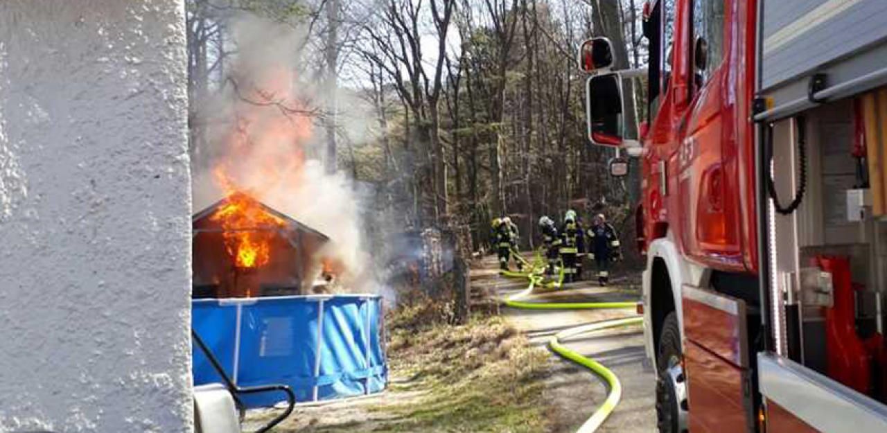 Heute.at - Gartenhütte mit Sauna geriet in Vollbrand