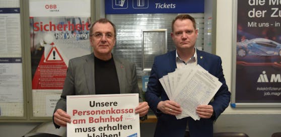 Dworak (li.) und Vizebürgermeister Christian Samwald vor dem geschlossenen Schalter.