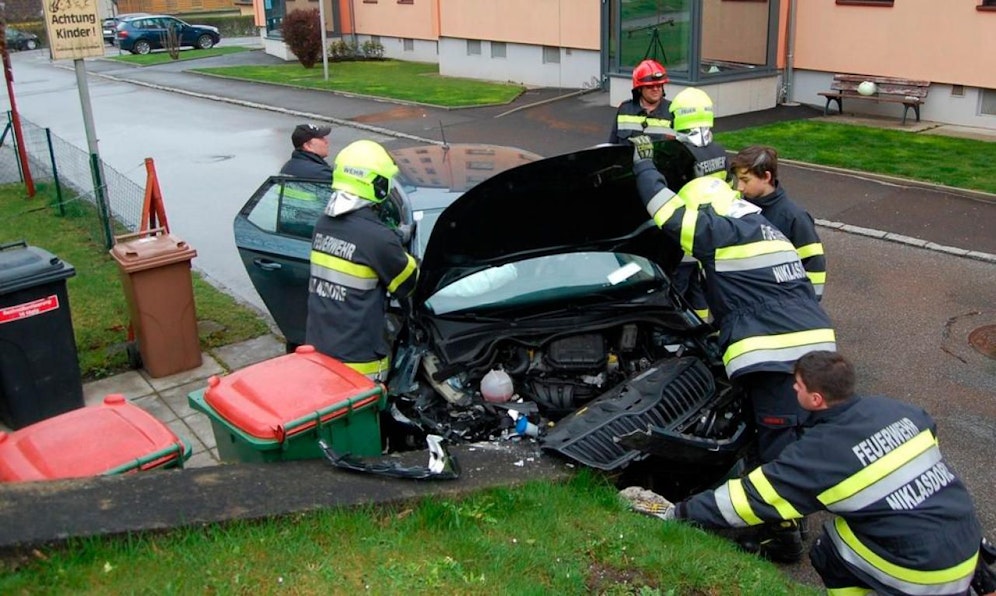 Unfall nach Disco-Besuch (April 2019): Acht Teenager knallten mit einem Kleinwagen gegen eine Mauer.
