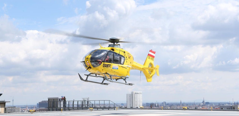 Der Mann wurde mit dem Hubschrauber in ein Spital geflogen.