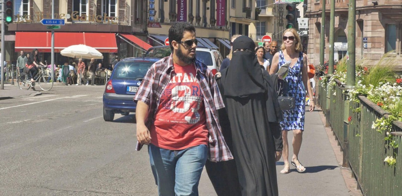 Einer Frau wurde die Burka vom Kopf gerissen