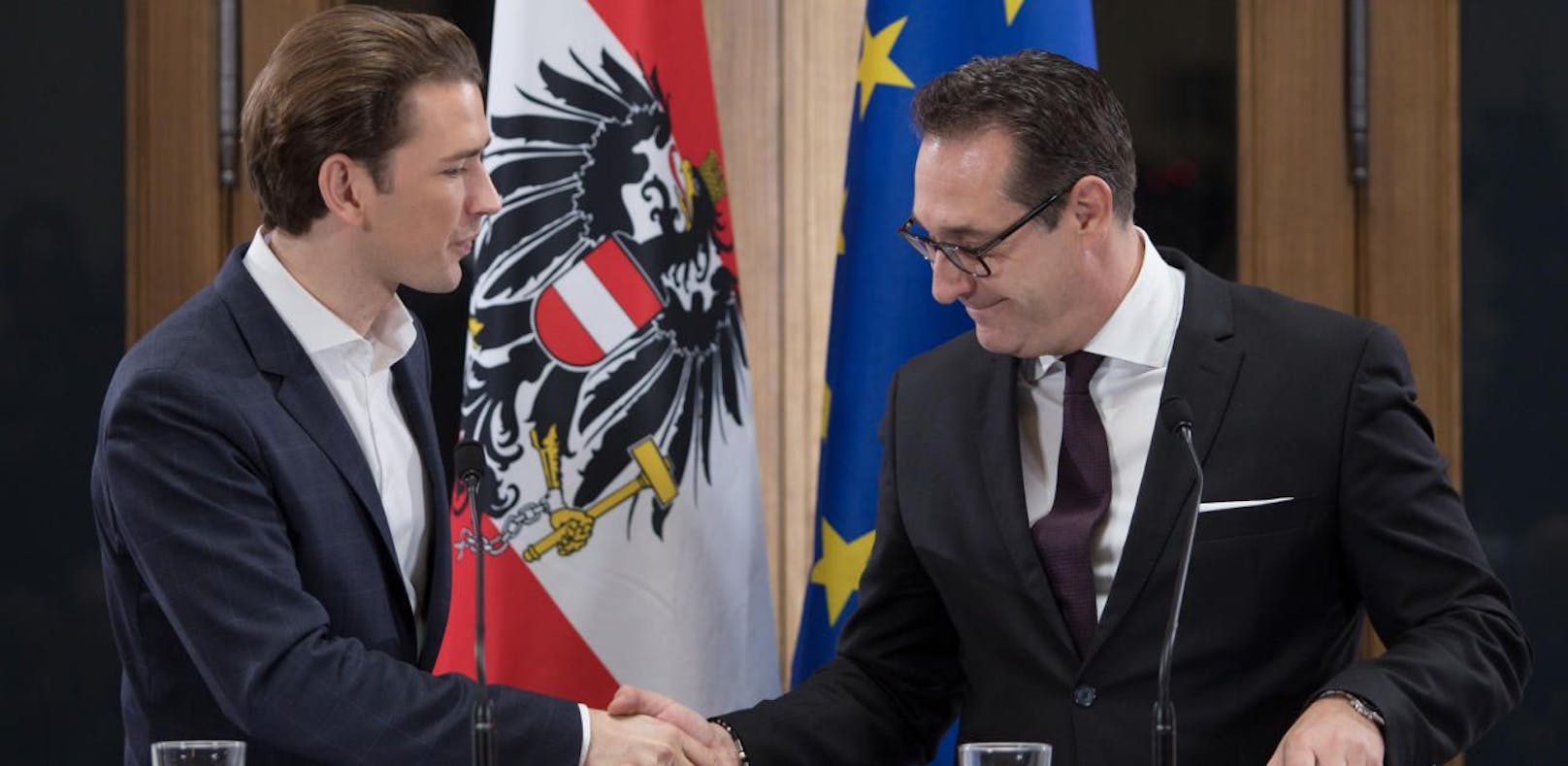 Sebastian Kurz (VP) und Heinz-Christian Strache (FP) schnapsen sich die nächste Regierung aus.