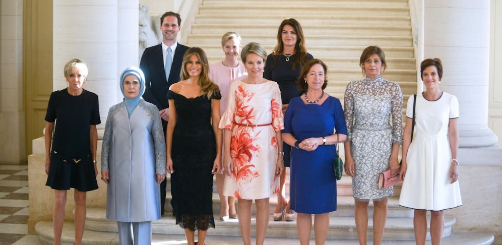 Beim Nato-Gipfel in Brüssel posierten die First Ladies für die Kamera. Mit dabei "First Husband" Gauthier Destenay.