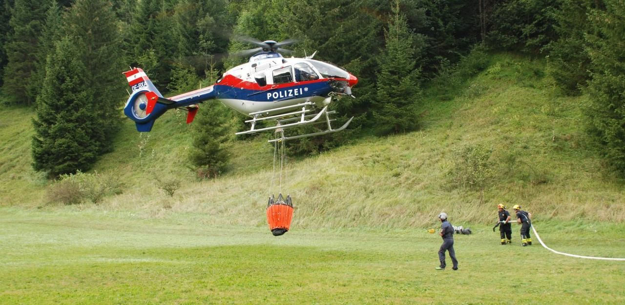 Heute.at - Waldbrand: Feuerwehr löscht noch immer