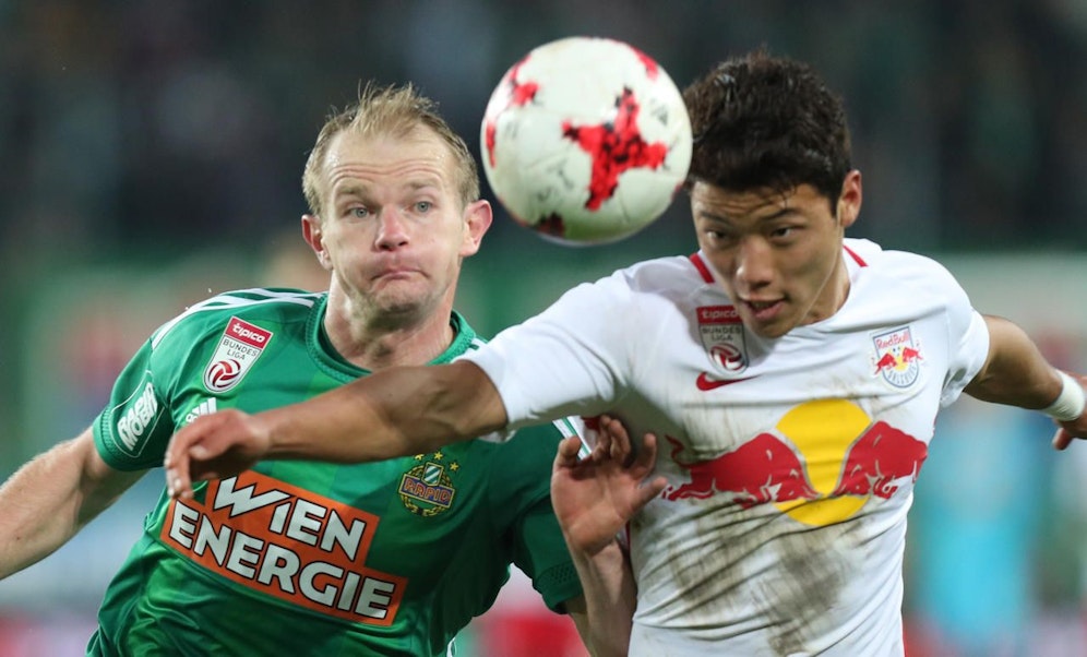 VIENNA,AUSTRIA,05.MAR.17 - SOCCER - tipico Bundesliga, SK Rapid Wien vs Red Bull Salzburg. Image shows Mario Sonnleitner (Rapid) and Hee Chan Hwang (RBS). Keywords: Wien Energie. Photo: GEPA pictures/ Christian Ort