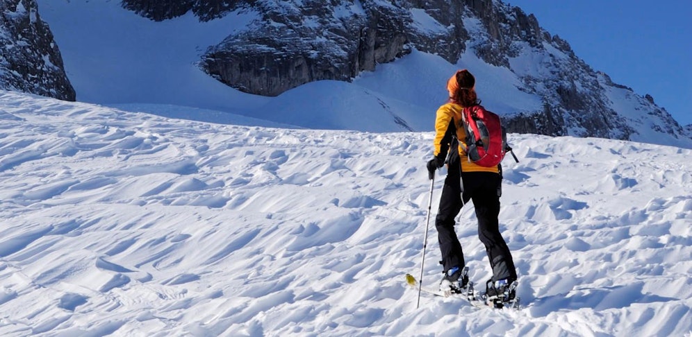 Tourengeherin beim Aufstrieg auf Kleine Sulzfluh. Symbolbild