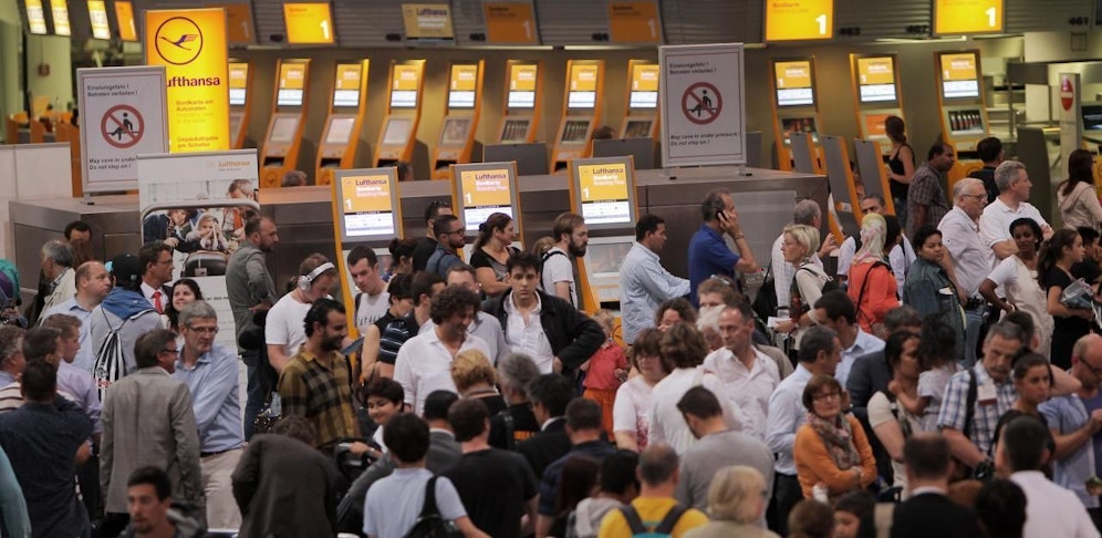 (Symbolbild) Der Betrieb am Flughafen Frankfurt war völlig lahmgelegt.