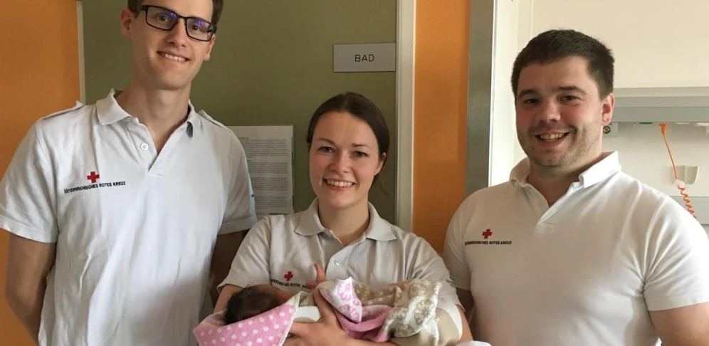 Das Rotkreuz-Team mit der kleinen Fatima: Benedikt Sattler, Anna Schrutka mit Fatima und Daniel Höfler (v.li.).